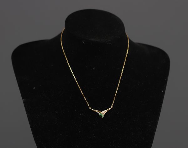 Collier en or 18k, émeraudes taille marquise et diamants pour un poids total de 2,8gr.