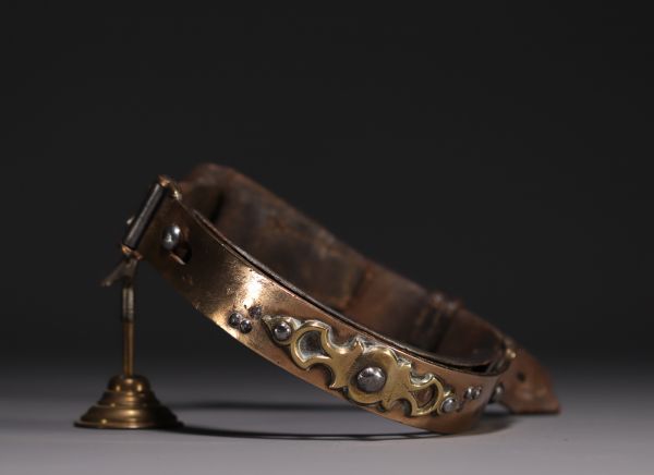 Rare collier de chien en cuir, avec système d'étranglement en bronze et clous en acier, XIXème.