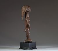 Afrique RDC - Statuette Tabwa en bois finement sculpté, Congo RDC, sur socle.