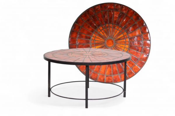 Rogier Vandeweghe (1923-2020) & Amphora (XXe) Table vintage en carreaux de céramique vernissée orange monogrammée M. V. et piètement tubulaire métallique noir,  vers 1960-70.