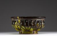 DAUM Nancy et Louis MAJORELLE (1859-1926) Blown and moulded glass bowl with gold leaf inclusions, hammered wrought iron mount, signed.