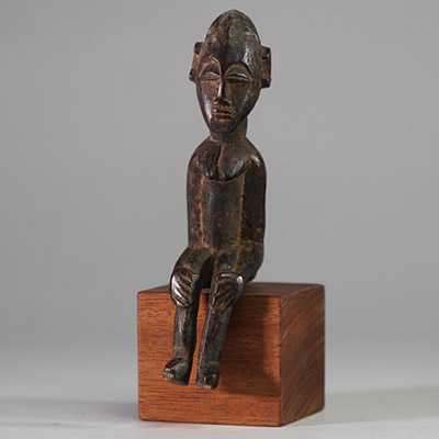 : Statuette Lobi, Burkina Faso. Bois. Jolie statuette en position assise. Très belle patine. H : 17,5 cm . Ex collection privée Amsterdam. Sur socle.