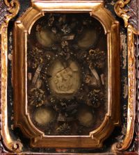 Imposing Louis XIV reliquary in carved and gilded wood, wax medallions. 17th-18th century.