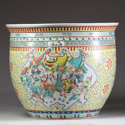 Chine - Vasque à poissons en porcelaine émaillée famille rose à décor de scènes animées, XXème.