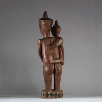 Très belle maternité ancienne tribale Pendé, Congo RDC. Bois, Patine mate, usée par le temps et les rites. Belle cohérence stylistique et forte expression émotionnelle. 1ère partie XXème s. H : 76 cm . Provenance : Auction Zemanek Würzburg, 2004.