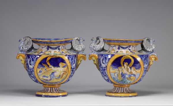 Paire de vasques en faïence de style Urbino avec un décor à l'antique du XIXe siècle - Travail Italien