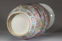 Chine rare vase en porcelaine de canton du xixe siècle, finement orné d’un décor de personnages et de scènes de palais, représentant probablement l'une des meilleures qualités de porcelaine de canton
