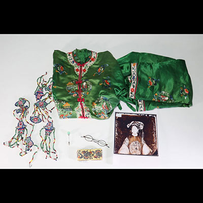 Chine - Costume de femme mandchoue en soie brodée, début XXème.