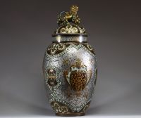 Keller et Guérin Lunéville - Grande potiche couverte en céramique polychrome à décor japonisant, prise en forme de lion, marque sous la pièce.