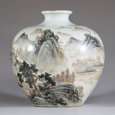 Chine - Vase boule en porcelaine polychrome émaillée à décor d'un paysage montagneux dominant une rivière.