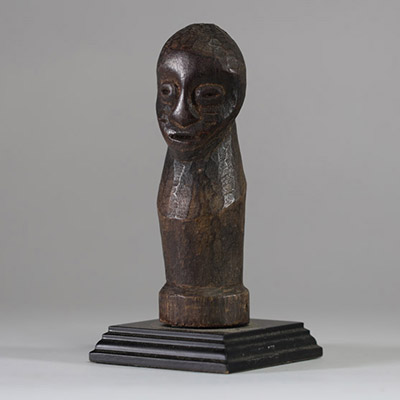 Figure anthropomorphe Lega, RD Congo, bois, patine ancienne. H : 17cm  Collecté sur site par A.S., St Idesbald, début des années 1950
