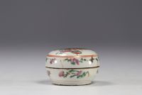 Chine - Boîte couverte en porcelaine de la famille rose.