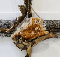 Marc D' HAENENS (20th century) Large Brutalist wall lamp, central citrine quartz geode and brass structure, circa 1970.