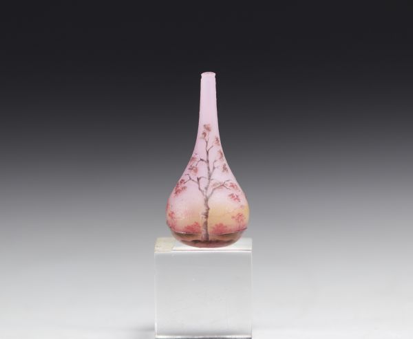 DAUM Nancy - Vase soliflore miniature à décor d'un cerisier du Japon sur fond rose.
