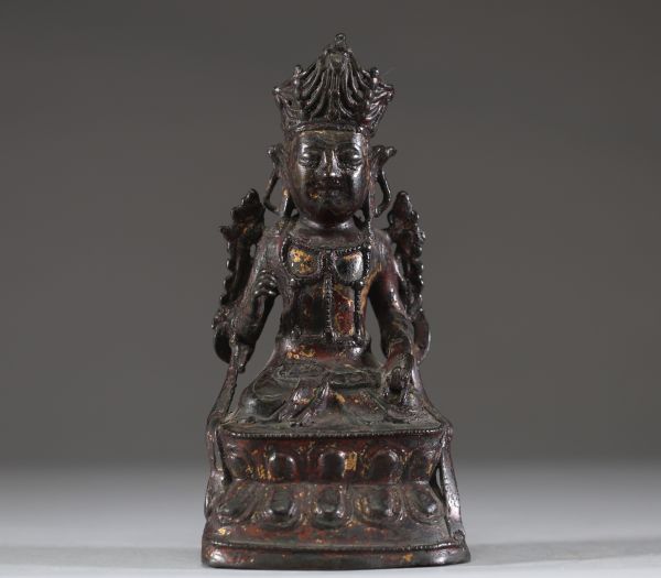 Chine, dynastie Ming – Statuette de bodhisattva assis en bronze, traces de dorure et polychromie  Rare et ancienne statuette représentant un bodhisattva assis en posture royale (lalitasana), finement 
