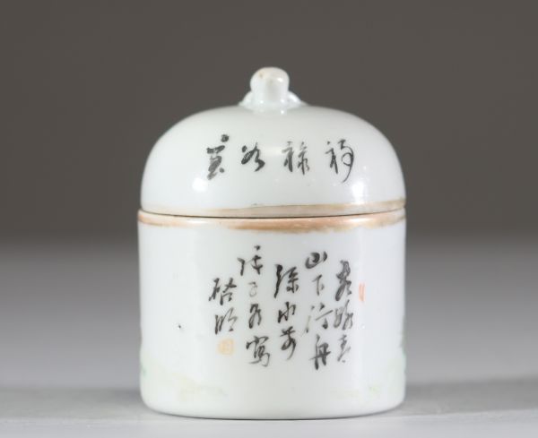 Pot couvert en porcelaine de la famille rose à décor de paysage, signé Wang Qiming, Chine, XXe siècle  Pot couvert de forme cylindrique surmonté d’un couvercle bombé, en porcelaine émaillée po