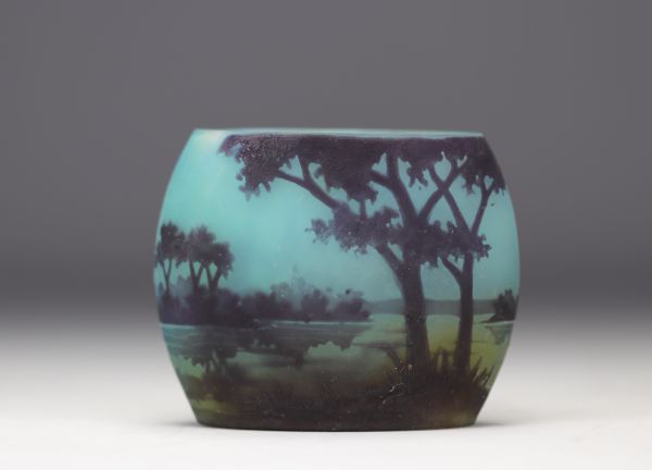 DAUM Nancy - Petit vase en verre multicouche dégagé à l'acide à décor de paysage lacustre.