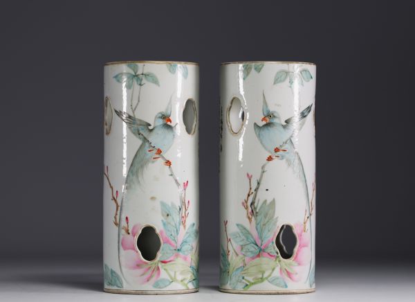 Chine - Paire de porte-chapeaux en porcelaine à décor d'oiseaux, de fleurs et poèmes.