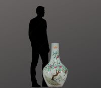 Chine - Imposant vase en porcelaine de la famille rose au décor des neuf pêches, dynastie Qing. (100cm de haut)