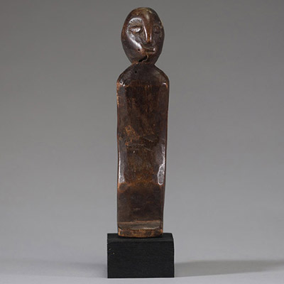 Afrique RDC - Statuette Lega en bois sculpté Congo RDC, 1ère moitié XXème, belle patine ancienne, sur socle.