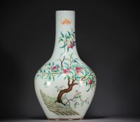 Chine - Imposant vase en porcelaine de la famille rose au décor des neuf pêches, dynastie Qing. (100cm de haut)