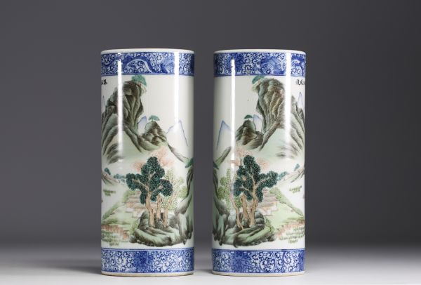 Chine - Paire de vases rouleaux à décor de paysage et poème