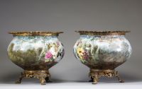 Creil et Montereau - Paire de jardinières en faïence fine à décor floral peint montées sur bronze, signée Lemonnier, fin XIXème.