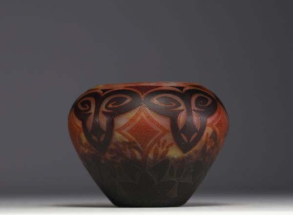 DAUM Nancy - Coupe en verre multicouche dégagé à l'acide à décor africaniste, signée.