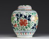 China - Polychrome porcelain covered vase decorated with flowers and Chilong, 17th century.