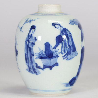 Petit vase en porcelaine de Chine bleu et blanc à décor de courtisanes dans un jardin, marque Chenghua