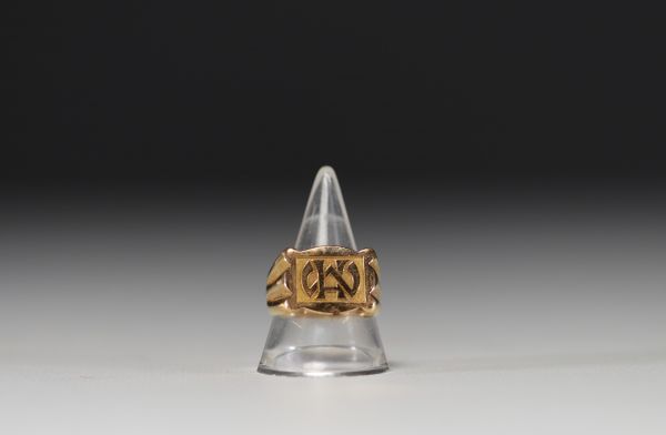 Chevalière in 18k gold weighing 16g.