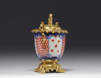 Tirelire en porcelaine de chine avec monture en bronze doré surmonté d'un écureuil du XVIIIe siècle