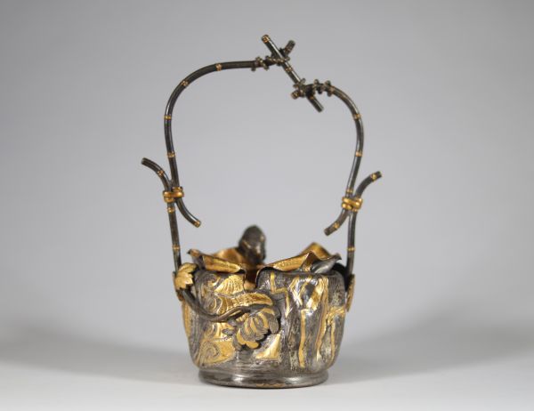Petit pot ornemental en bronze, décor de souris – Asie de l’Est, fin XIXe / début XXe siècle Travail en bronze ciselé et partiellement doré – Japon 