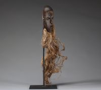 Afrique RDC - Ancien masque à poignée Lega / Warega Lukwakongo en bois sculpté et raphia, Congo RDC, 1ère moitié XXème.