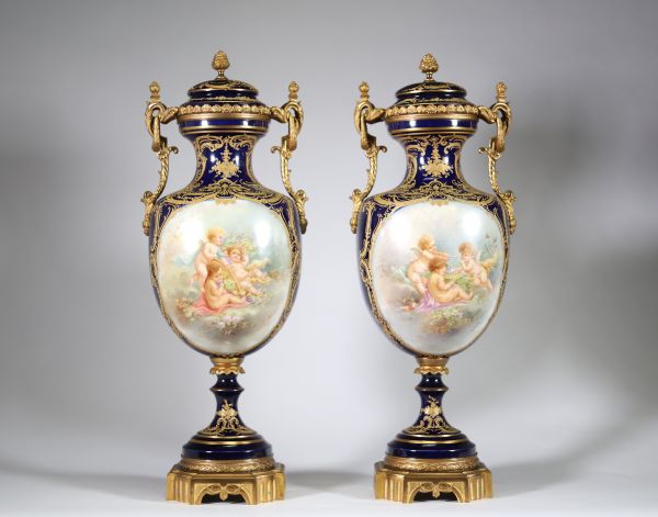 Manufacture nationale de Sèvres – Paire de grandes cassolettes couvertes, XIXᵉ siècle Porcelaine émaillée à fond bleu Royal, décor polychrome et or, monture en bronze ciselé et doré.  Exceptionnelle p