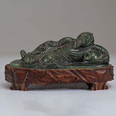 Personnage allongé en jade épinard sculpté d'époque Qing