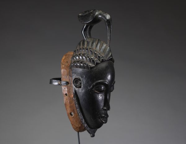 Afrique - Masque Baoulé / Yaouré en bois sculpté surmonté d’un animal, Côte d’Ivoire, XXème.