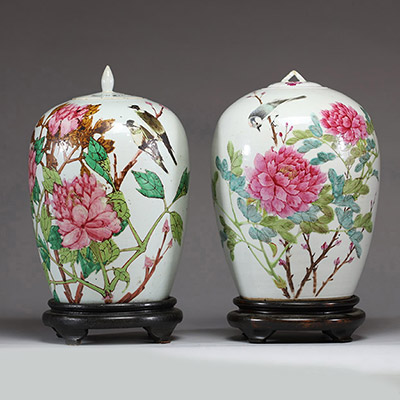 Chine - Paire de pots couverts en porcelaine polychrome Qianjiang cai à décor d'oiseaux et de pivoines, vers 1900.