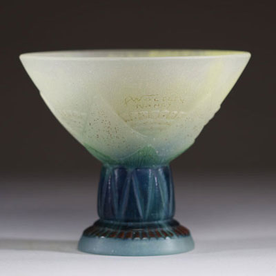Amalric WALTER (1870-1959) Coupe sur pied en pâte de verre à décor floral stylisé, signée.