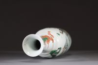 Chine - Vase en porcelaine polychrome famille verte à décor de personnages sur une embarcation portant la pêche de longévité et entourée de grues et de chauves-souris, vers 1900.