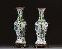 Chine - Paire de vases en porcelaine polychrome famille verte à décor de Chiens de Fô, socles en bronze, XVIIIème.