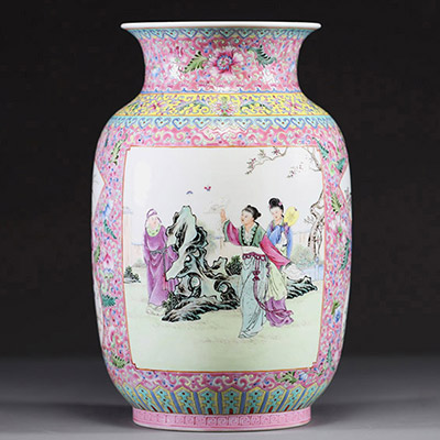 Chine - Vase en porcelaine polychrome émaillée famille rose à décor de dames, époque République.
