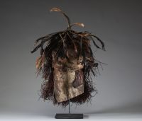 Afrique RDC - Masque tribal Ngbaka en bois sculpté raphia et plumes, 1ère moitié  XXème.