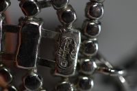 Christian DIOR - Collier ras de cou vintage en métal argenté et pierres en verre de couleurs rouges et vertes, signé et daté de 1960.