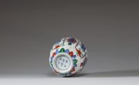Chine - Vase en porcelaine Doucai à décor de personnages, signature sur le col 