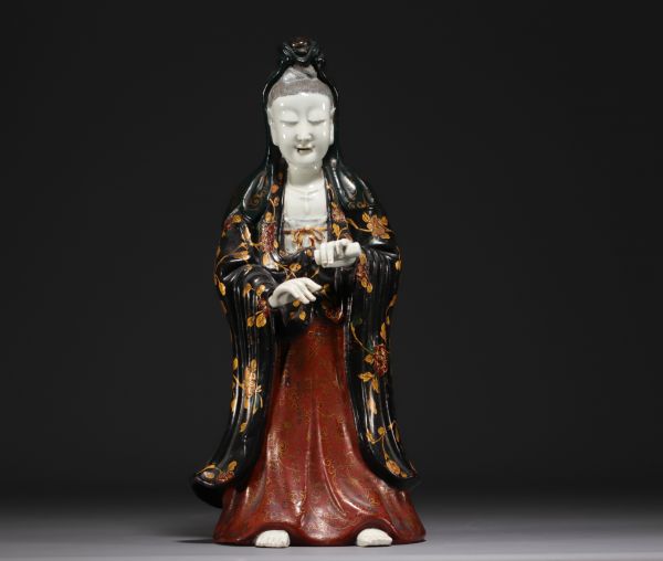Chine - Guanying en porcelaine polychrome, bras mobiles.