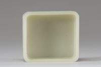 Élégant pot rectangulaire en jade blanc finement sculpté de dragons sinueux, Chine, dynastie Qing, XIXe siècle