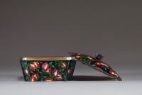 Chine - Rare boîte en argent massif et émail polychrome à décor de pêches.
