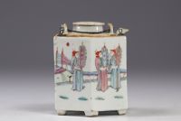 Chine - Théière en porcelaine de la famille rose à décor de personnages, XIXe siècle.