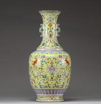 Chine — Vase en porcelaine Famille Rose à décor de fleurs, chauves-souris et dragons sur fond jaune, marque apocryphe Qianlong.
